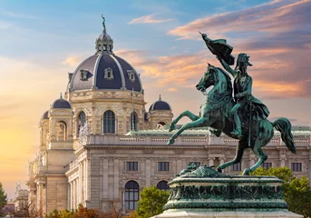Photo sur Plexiglas Vienne Statue de l& 39 archiduc Charles sur la place Heldenplatz et le dôme du Musée d& 39 Histoire Naturelle, Vienne, Autriche