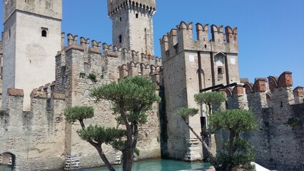 Castelo Rocca Scaligera em Sirmione. Garda Lake - Itália 