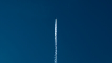 Flugzeug auf Blauen Himmel 