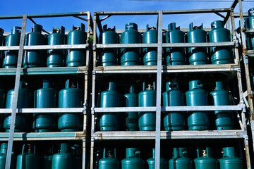 Concept of the cost of cooking and heating gas: Truck body full of liquid propane gas cylinders, abbreviated as LPG (GPL) - obrazy, fototapety, plakaty