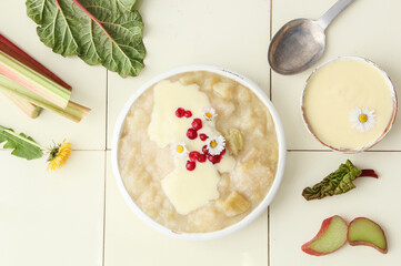 Rhabarbergrieß Rhabarber Grieß Tisch Overhead mit Vanillesauce Sauce