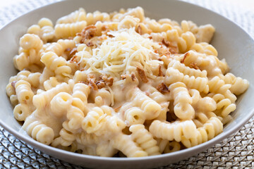 Pasta Carbonara mit geriebenem Käse