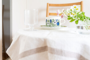 北欧インテリアとティーカップソーサーとグラス