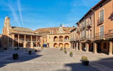 Naklejka premium Plaza mayor del pueblo medieval de Ayllon,en Segovia, Castilla y Leon,España,observándose el Ayuntamiento y la Iglesia románica de San Miguel, soportales antiguos y el mirador de la montaña.