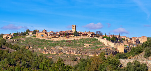 Fototapeta premium Vista panoramica en lo alto de la montaña entre bosques del pueblo de Riaza en Segovia,Castilla y Leon,España
