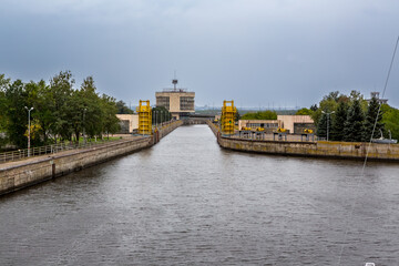 Obraz premium Canals on the Dnieper River in the city of Zaporozhye. locking. the deepest gateway in europe..CR2