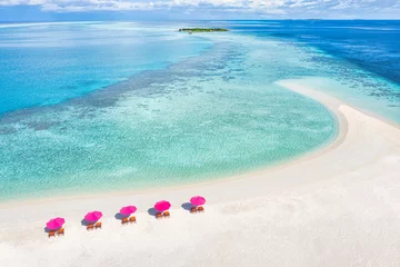 Erstaunlicher ruhiger Meeressandhimmel. Erholungstourismus im Sommer. Luftbild mit Stühlen und Sonnenschirmen am paradiesischen Inselstrand, am Meer. Resorturlaub, exotische Natur. Schöne Tropen © icemanphotos