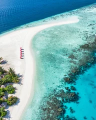 Erstaunlicher ruhiger Meeressandhimmel. Erholungstourismus im Sommer. Luftbild mit Stühlen und Sonnenschirmen am paradiesischen Inselstrand, am Meer. Resorturlaub, exotische Natur. Schöne Tropen © icemanphotos