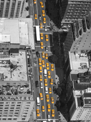 Vista superior de Avenida en New York con sus tradicionales taxis amarillos.