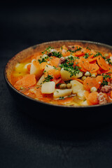 Deftiger Möhreneintopf mit Knacker