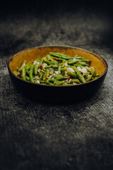 Bohnensalat mit Zwiebel und rosa Pfeffer.