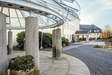 Blick auf den Haupteingang des Steigenberger Grand Hotels in K&ouml;nigswinter auf dem Petersberg bei Bonn 