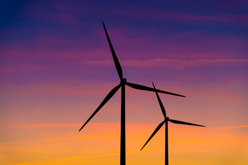 Windkrafträder in goldener Stunde