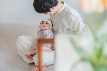 Fototapeta 抱っこされる日本人の赤ちゃん obraz