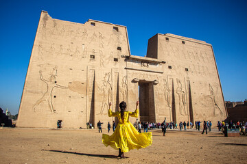 Woman looking at the Temple of Edfu, Egypt - obrazy, fototapety, plakaty