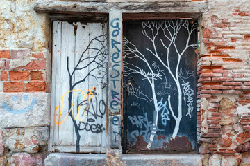 puertas con grafittis bonitos