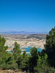 Paisaje de un embalse con badlands 