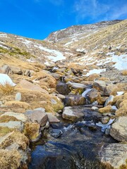 Ríos de alta montaña con nieve y hielo 