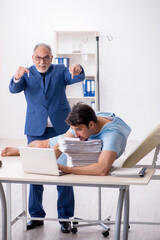 Obraz premium Young male employee feeling bad at workplace