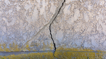 古い老朽化したひび割れた家の外壁_05