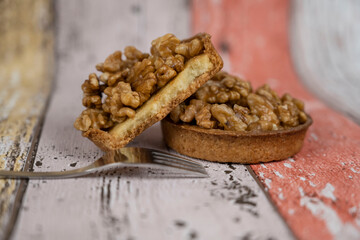 tartelettes aux noix croquées avec fourchette