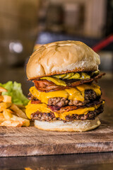 burguer with cheese and bacon