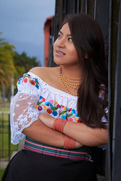 Mujer Ind&iacute;gena Ecuador-Riobamba
Las mujeres ind&iacute;genas son reconocidas como las protectoras y guardianas de los valores culturales y las garantes de la permanencia de sus pueblos.
