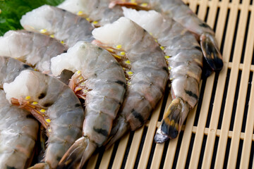 ザルに並んだ海老　shrimp