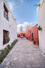 Fototapeta na wymiar Personas irreconocibles caminando en la calle Córdoba del monasterio Santa Catalina en Arequipa