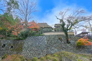 青空バックに見上げる古い日本様式の別荘の情景＠愛媛