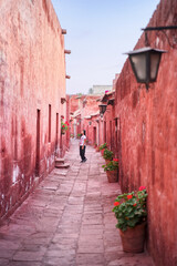 Turista latina apreciando la Calle Toledo en el monasterio Santa Catalina de Arequipa - obrazy, fototapety, plakaty