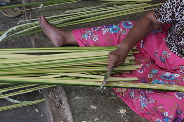 Tobacco leaves made from palm leaves It is a community-based production.