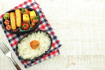 食中毒の要因になるヘタ付きのミニトマトが入った手作りのお弁当