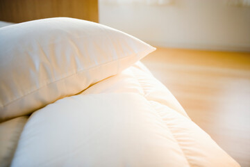 寝室のベッド　布団と枕