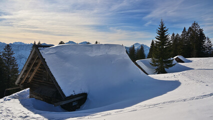 Eingeschneite Almhütte im Salzkammergut