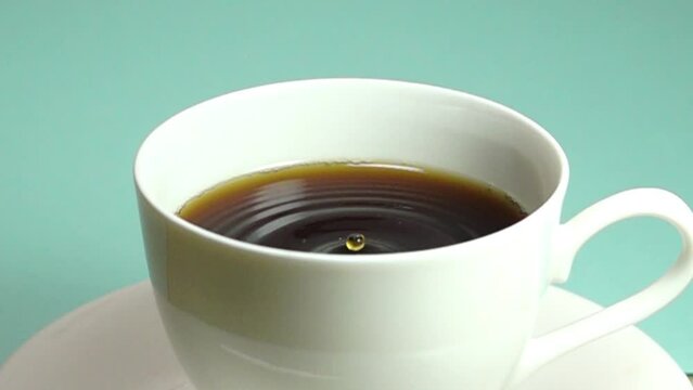 コーヒーに落ちる水滴と波紋