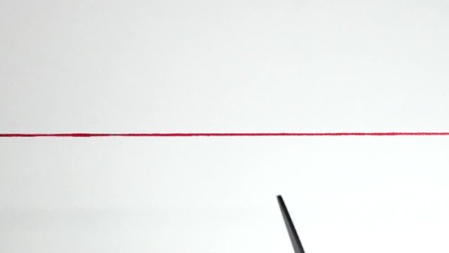 赤い糸を切るハサミ スローモーション