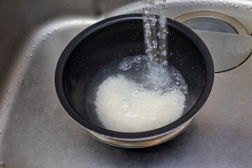 白いお米を水で洗う