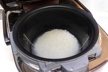 洗ったお米を炊飯器にセットする