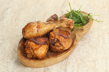 Roasted chicken leg with rucola