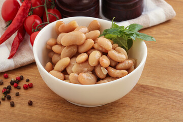 Whinte canned kidney beans in the bowl