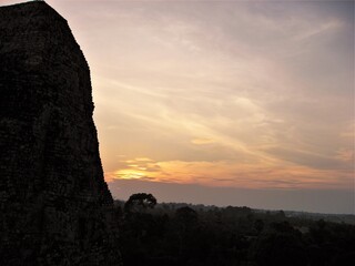 Naklejka premium カンボジア、シェムリアップのプレ・ループでサンセット。 Sunset on the Pre Rup in Siem Reap, Cambodia.