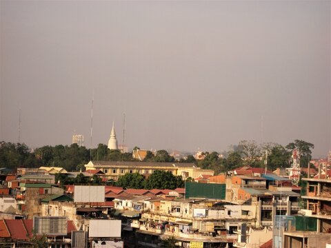 カンボジア、プノンペンのソリアショッピングセンターからワットプノンを見る。
 View The Wat Phnom from the Sorya Shopping Center in Phnom Penh, Cambodia.