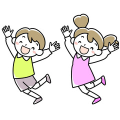 飛び跳ねる男の子と女の子