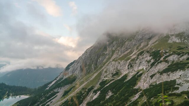 Zeitraffer Alpen vorderer Tajakopf in Wolken und Blick auf Seebensee
