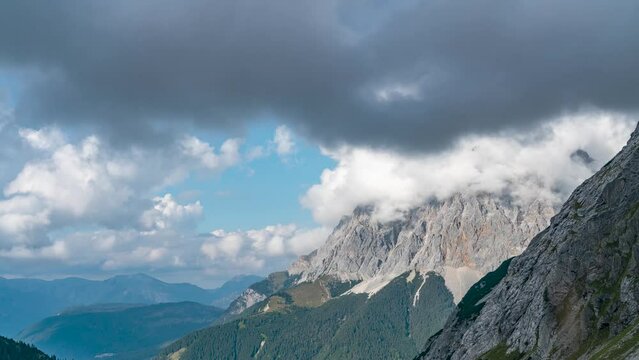 Zeitraffer der Wetterspitzen in den Alpen bei starkem Wolkenzug