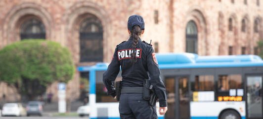  Caucasian female police officer in the city.