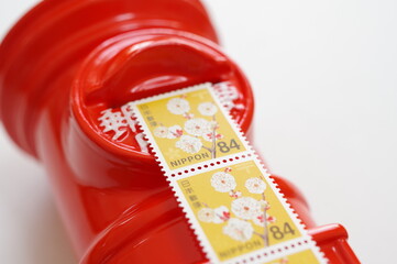 郵便切手とポスト - obrazy, fototapety, plakaty