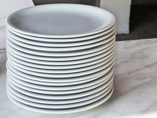 Obraz premium Set of white dishes on the table in a street restaurant.