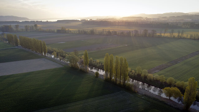 Lever du soleil vu du ciel sur la Broye Vaudoise
